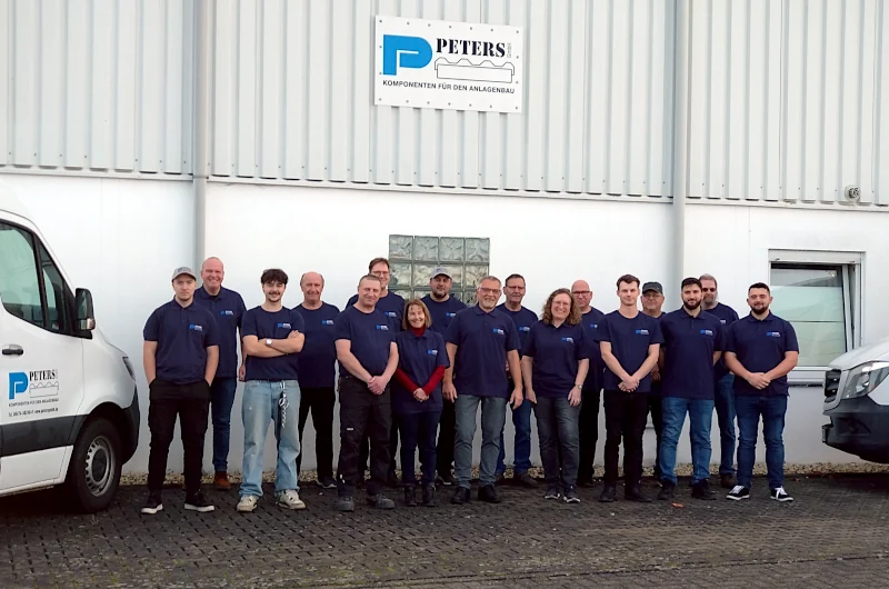 Das Team der PETERS GmbH vor einem der Firmengebäude