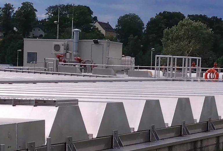 Abdeckung Kläranlage mit 5 Erhebungen